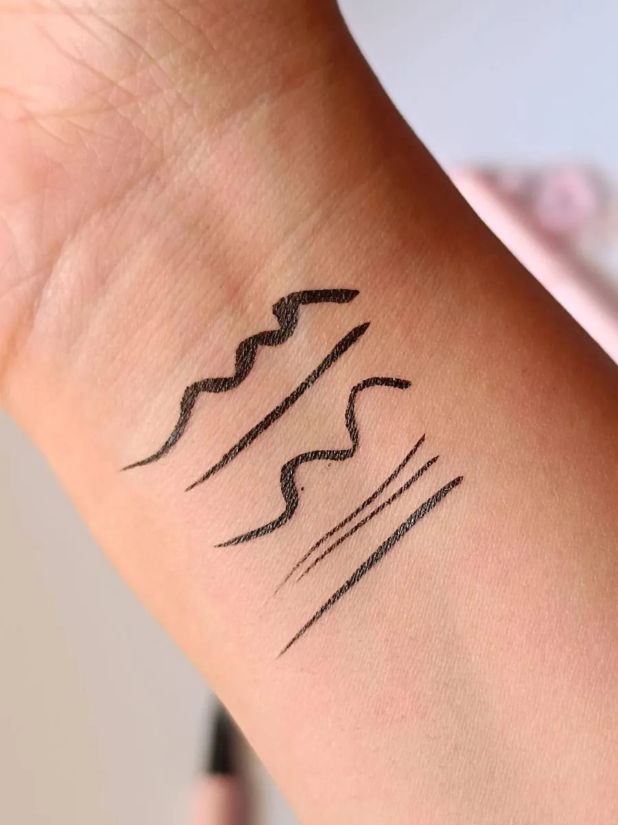 USHAS-Heart-Eyeliner-2 خط چشم قلبی یوشاز